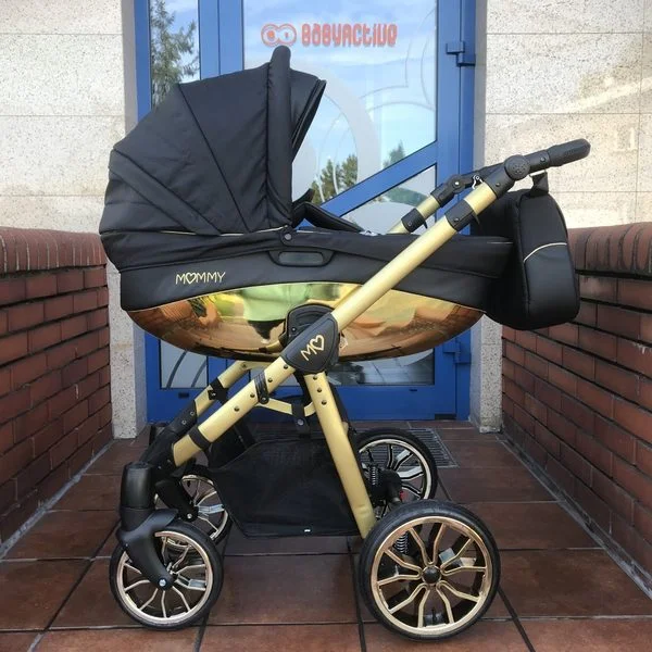 Mommy Glossy Black pram lifestyle photo 1