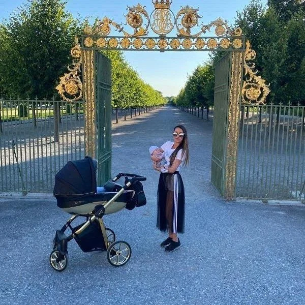Mommy Glossy Black pram lifestyle photo 3