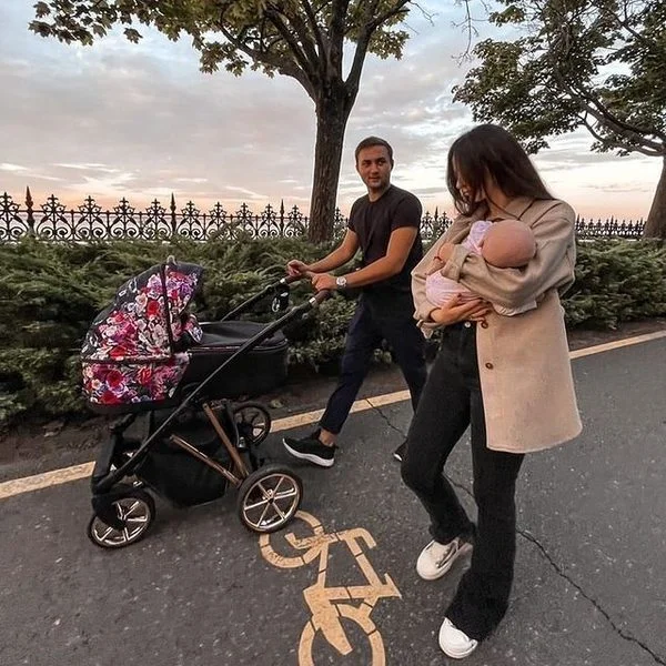 Musse Rose Dark pram lifestyle photo 2